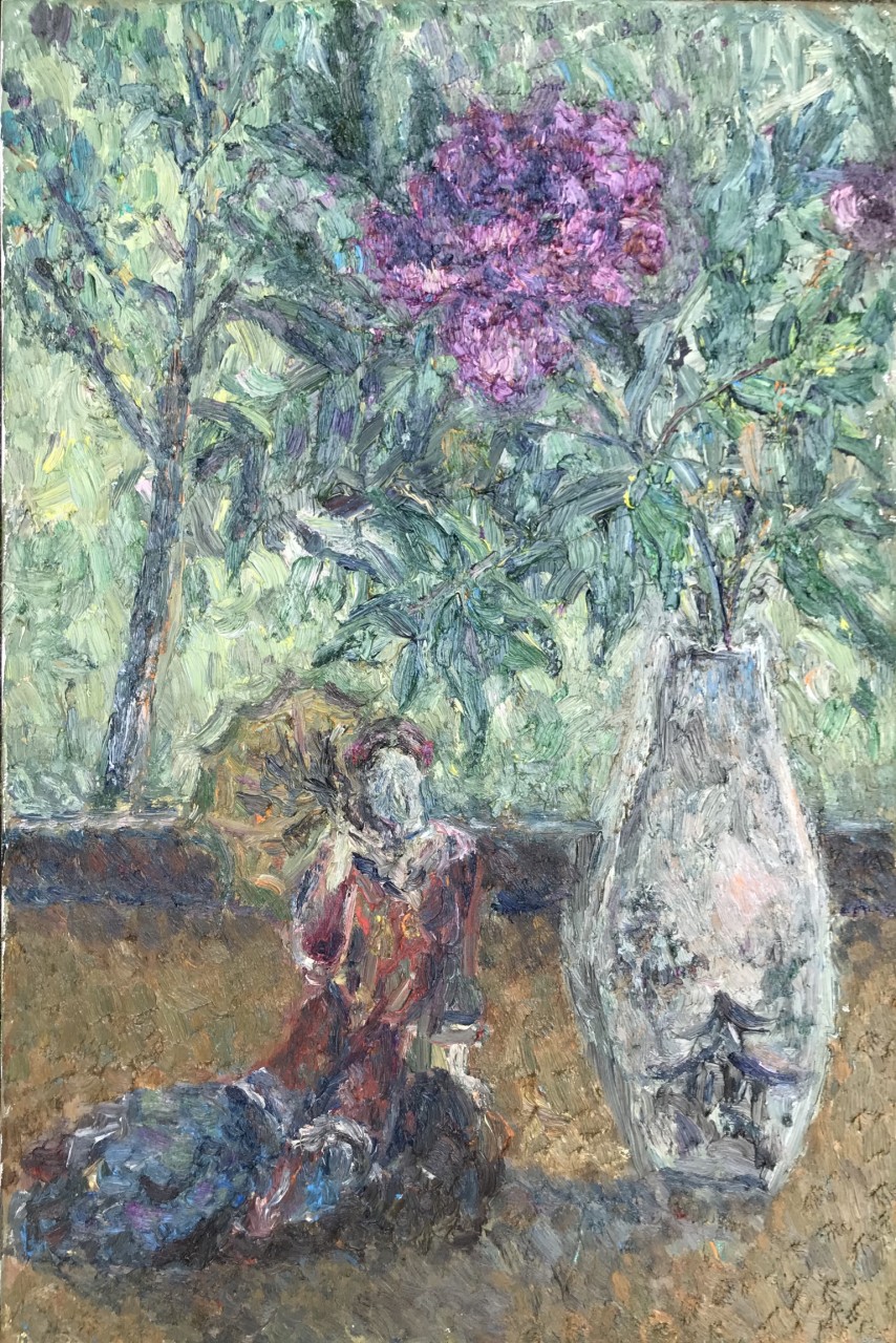 Пион и китайская статуэтка 