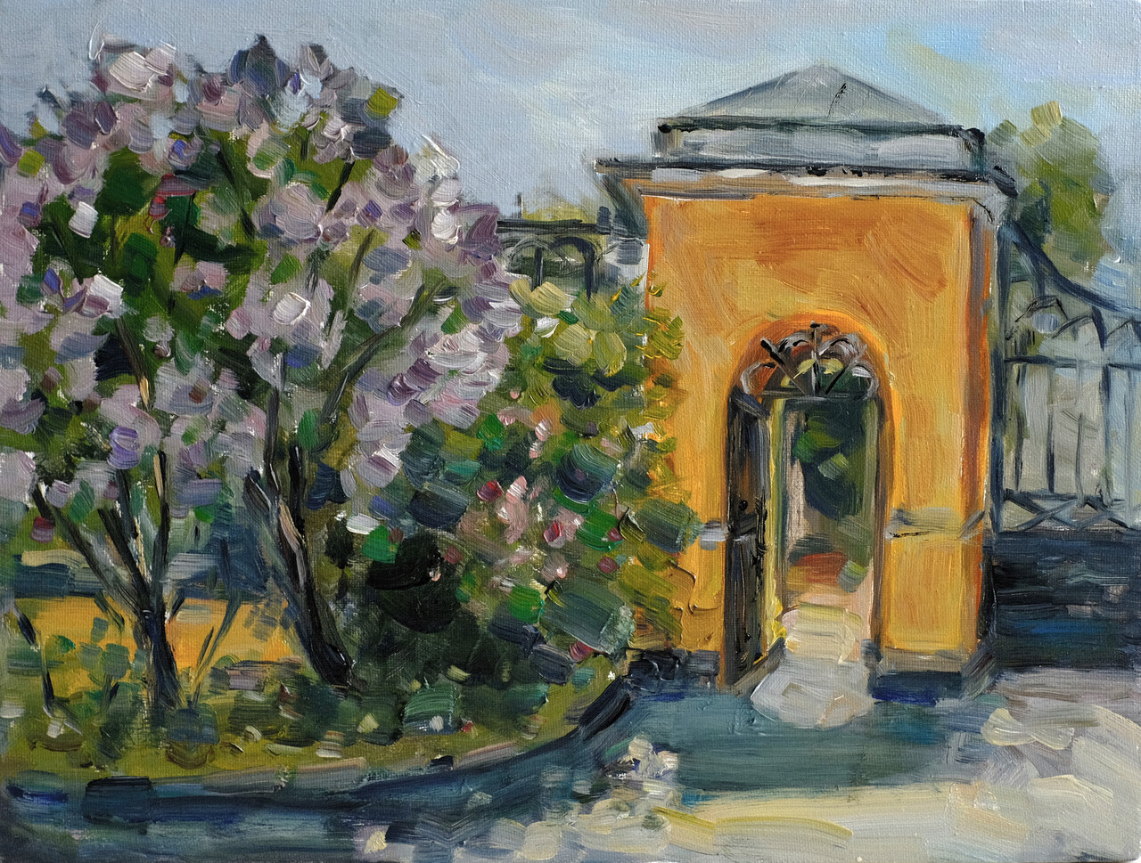 Сирень у храма