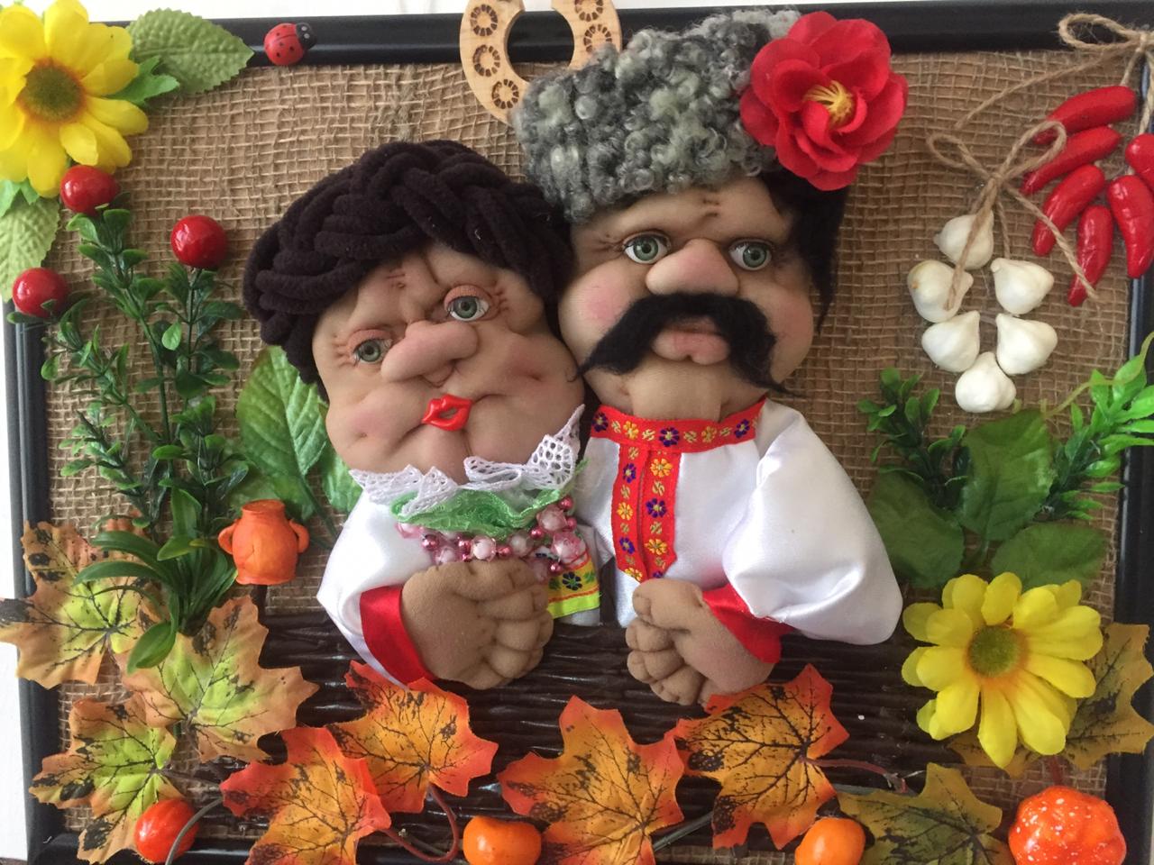 Бабушка рядышком с дедушкой.
